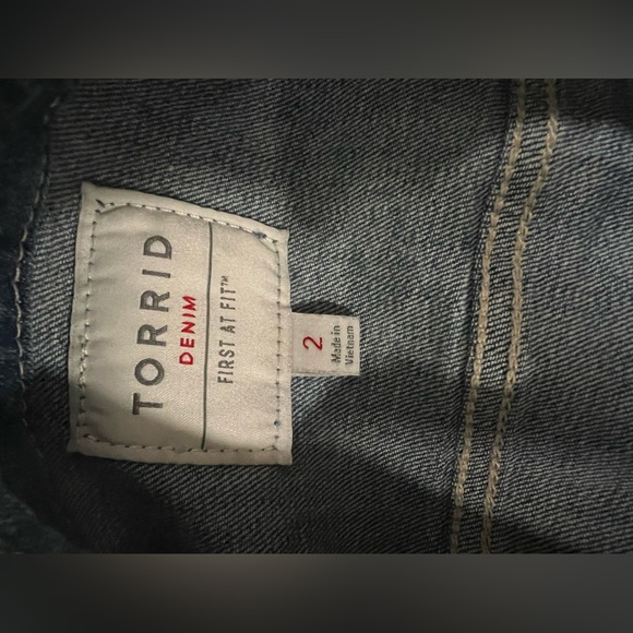 Torrid Collarless Cropped Denim Jacket - Size 2 - Picture 4 of 6